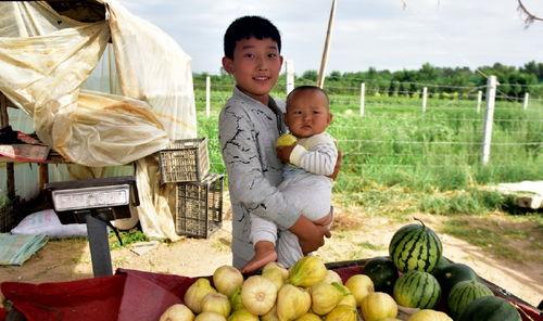 吃瓜的农村小孩,农村小孩的“吃瓜”奇遇记