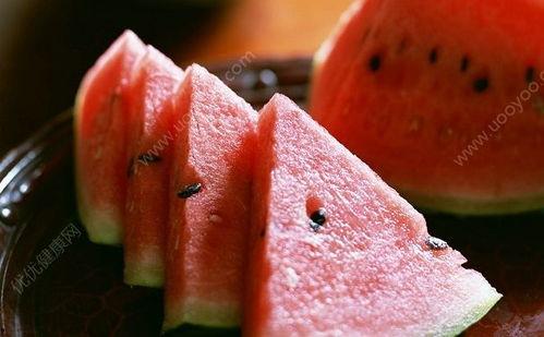 喝牛奶吃瓜西红柿,一杯牛奶，一个西瓜，一个西红柿，健康生活新体验