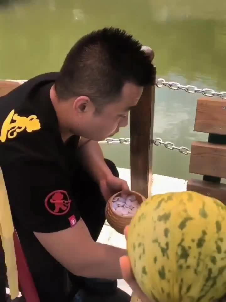 别人吃瓜不告诉我,为何好友吃瓜不告诉我