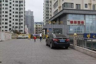 吃瓜吃到小区门口,瓜香飘至小区门口