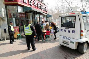 铁心桥城管吃瓜,街头一幕引发社会热议