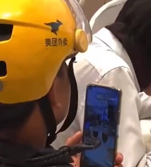 跑腿小哥吃瓜,揭秘都市生活百态
